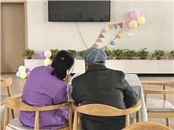 當(dāng)你老到忘了世界，我該拿什么來(lái)愛(ài)你